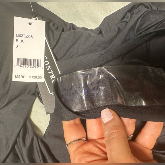 La Blanca Island Goddess
Cross Front Keyhole One Pince‎ - Black Size 6 - Picture 3 of 4